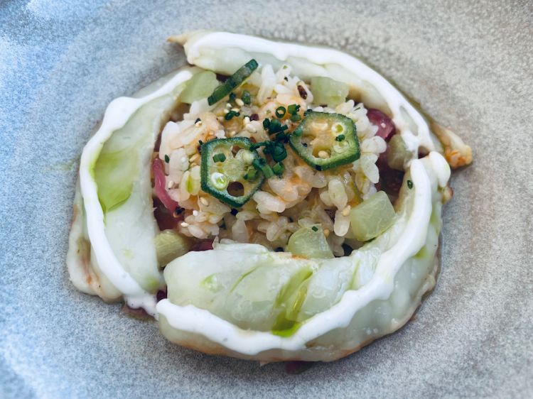 Ella Fitzgerald: Mazzancolle turgide, salsa gumbo con okra, riso e furikake vegetale