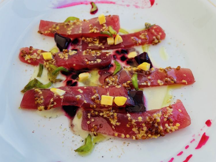 Wangari Maathai: Tonno rosso, maharagwe con fagioli rossi e cocco, kalanchoe, friggitelli e coriandolo