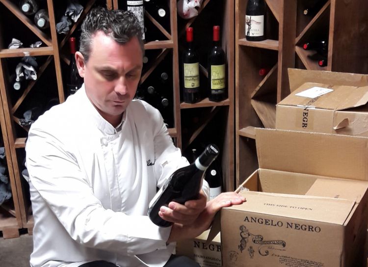 Claudio Ruta con i vini Angelo Negro
