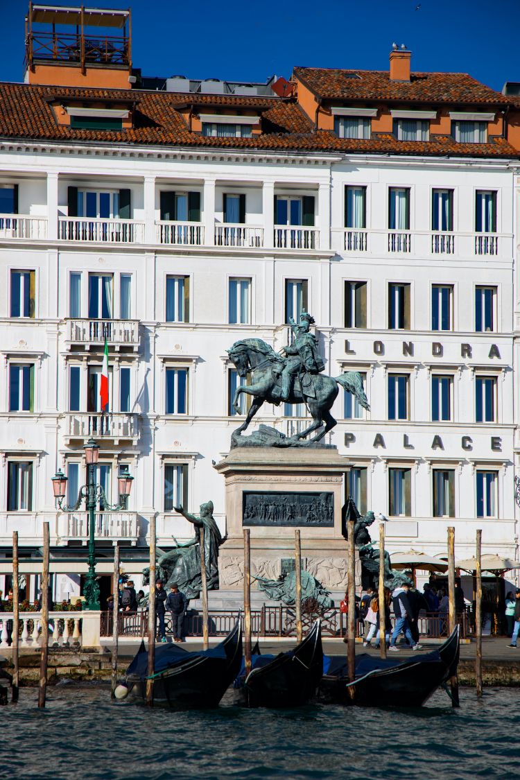 La facciata del Londra Palace di Venezia 
