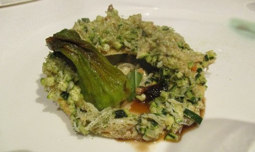 Granciporro (buey de mar) in salpicón di brunoise di verdurine con brodo gelificato di granciporro e mora e fiori di zucchine sottaceto alla mugnaia. Un piatto "brutale" nella sua bontà, racconta Philippe Regol
