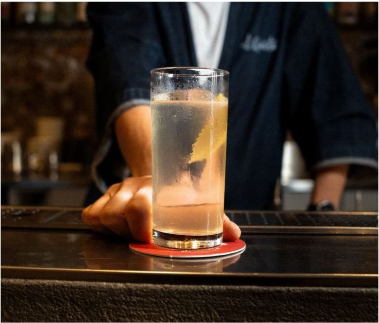 Cocktail di Al Querto con vermouth tropicale, cordiale zenzero e camomilla, succo di lime e top di soda