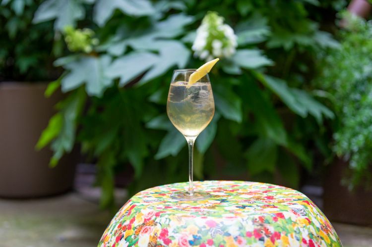 Vesper Moderno: Belvedere Vodka, Elephant Gin, Amaro Bonaventura Erbe e Fiori, succo di limone fresco, sciroppo di fiori di sambuco, Tonica Rovere Sanpellegrino 
