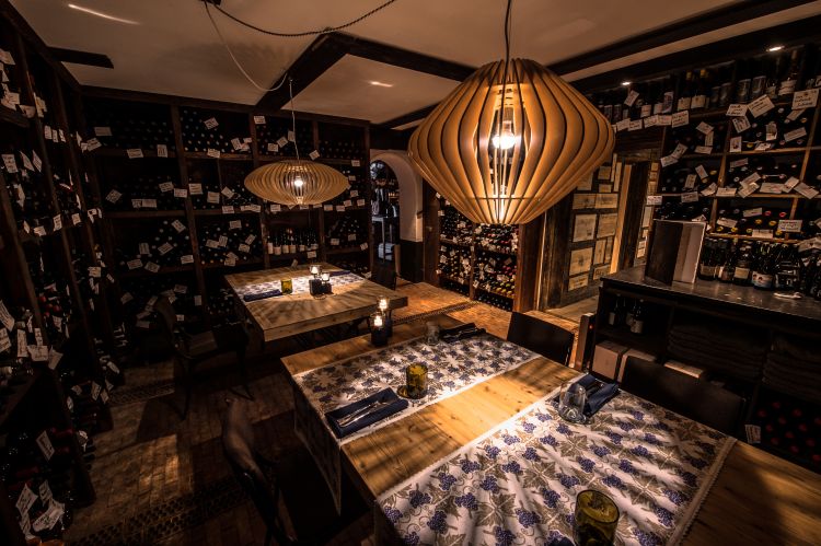 Il Cocun Cellar, dove il vino è protagonista accompagnato dai piatti dello chef Paul Halmagean, qui la nostra recensione