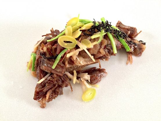 La straordinaria e fresca coda di bue con una salsa di soia invecchiata trent'anni firmata nella sua casa-ristorante da Lee Jong Kuk

