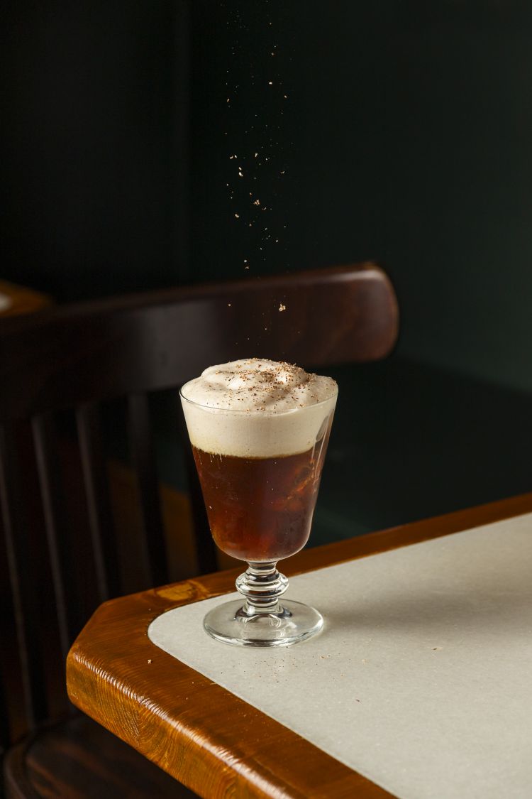 Dr. Stravinsky, situato nel cuore del quartiere Born di Barcellona, è un craft bar dove tutte le preparazioni sono artigianali firmate dal team di bartender diretti da Cesar Montilla. Un luogo in cui la storia – la location è infatti un'antica farmacia – si sposa perfettamente con le moderne tecniche di miscelazione e una creatività vivace