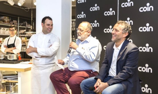 Nicola Dinato, chef del ristorante Feva di Castelfranco Veneto (Treviso), Paolo Marchi e Giancarlo Perbellini, patron del ristorante Casa Perbellini a Verona, alla prima tappa di Storie di gusto e di passione, a Treviso
