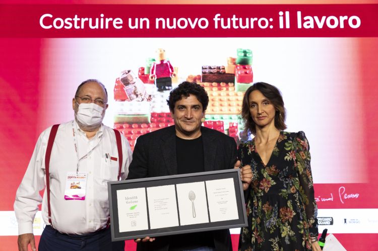 Lo chef Mauro Colagreco con Paolo Marchi e Giovanna Abrami, premiato con l'iconica targa di Identità Milano 2021
