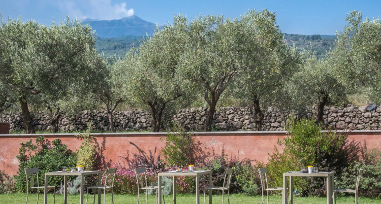 Le Dodici Fontane di Villa Neri con l'Etna sullo sfondo
