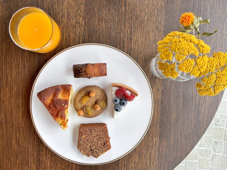 ...e poi quella dolce: torta allo yogurt con frutti di bosco, biscotto al grano saraceno, nocciole e uvetta, banana cake vegano e gluten free, torta di pere, minicake marmorizzata vaniglia e cacao
