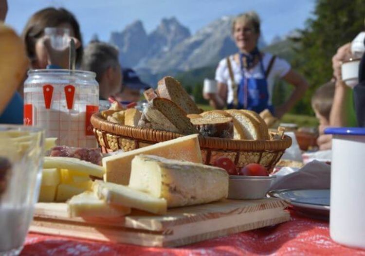 Colazione in malga organizzata nell'antica mal