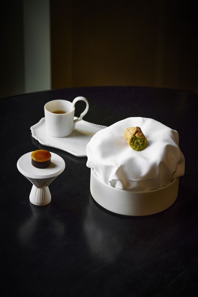 La colazione italiana: cannolo con un ragù di chianina e ricotta, pralina di cioccolato fondente con fegatini e fichi caramellati. Caffè come un brodo di fagioli neri con spuma di espresso
