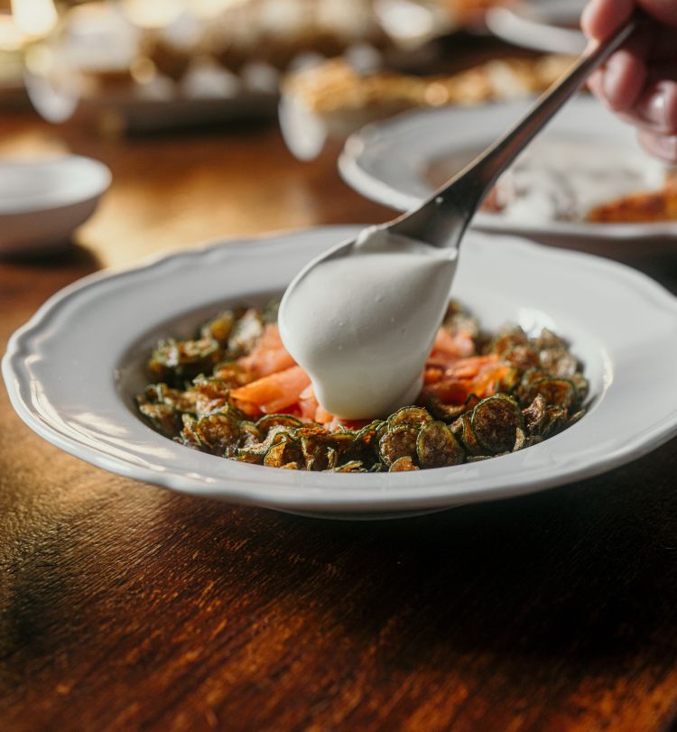 Trota affumicata al fieno, zucchine, menta, aceto