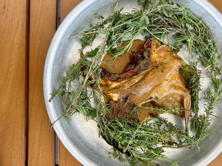 Collare di ricciola alla brace, ripassato in padella con burro acido, senape ed erbe di macchia