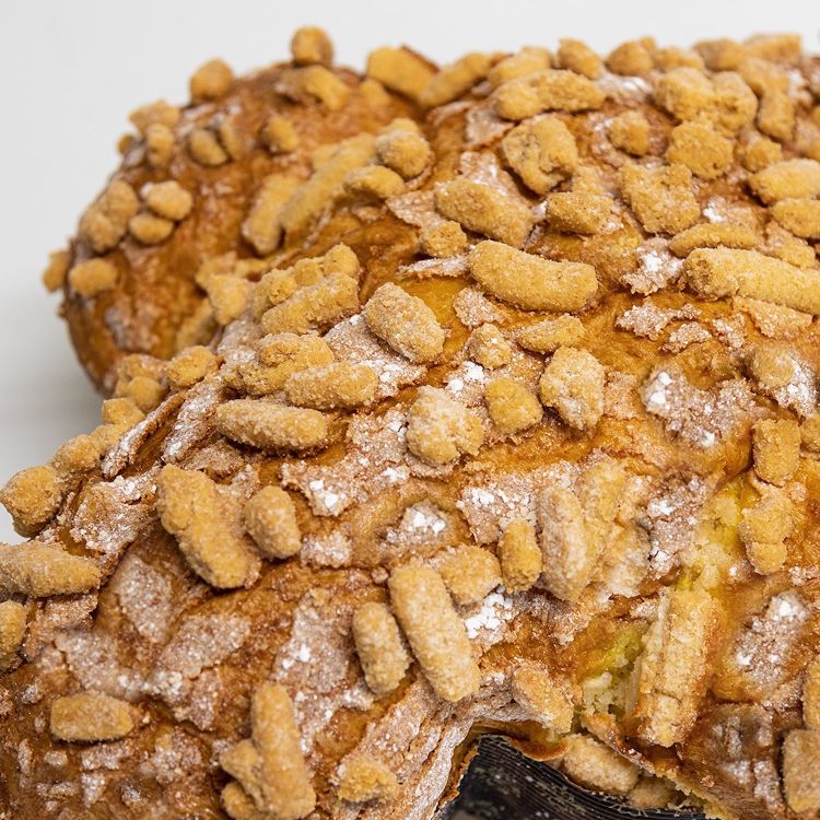 Colomba pesche e lavanda, con pepite di frolla alle mandorle
