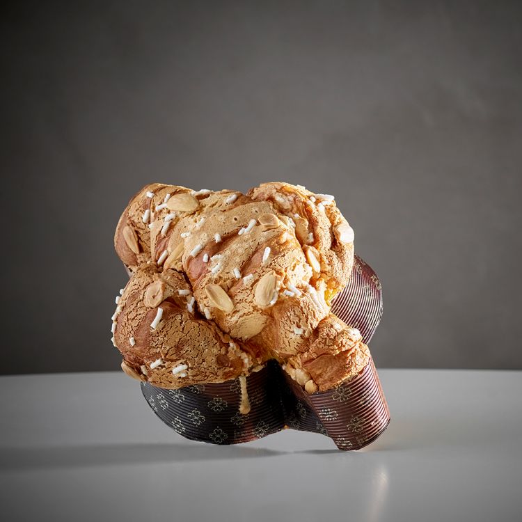 Nella Colomba psico-attiva di Baldessari - che è stata un grande successo. Lo chef sta studiando un nuovo impasto sulla stessa falsariga, per una focaccia limited edition a iniziuo maggio - si trovano ingredienti tanto insoliti quanto stimolanti dei nostri neurotrasmettitori, come capperi e gocce di assenzio. Il cappero, infatti, è ricco di ossido nitrico – un elemento che stimola nel cervello una potenza passionale. I neuroricettori vengono sollecitati creando uno stato di eccitazione. L’assenzio, invece, oltre all’effetto tonico e euforizzante, regala uno stato di benessere e rilassatezza e libera le percezioni visive e uditive. A questo, si aggiunge il potere psico-attivo degli ingredienti più tradizionali della colomba: le uova, ad esempio, favoriscono l’aumento del testosterone; il burro, ancora, è carico di serotonina – conosciuta anche come “ormone del buonumore”...