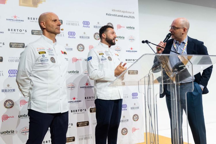 Leonardo Di Carlo&nbsp;e&nbsp;Gianluca Colucci&nbsp;con&nbsp;Carlo Passera&nbsp;sul main stage di&nbsp;Identit&agrave; Milano 2026

