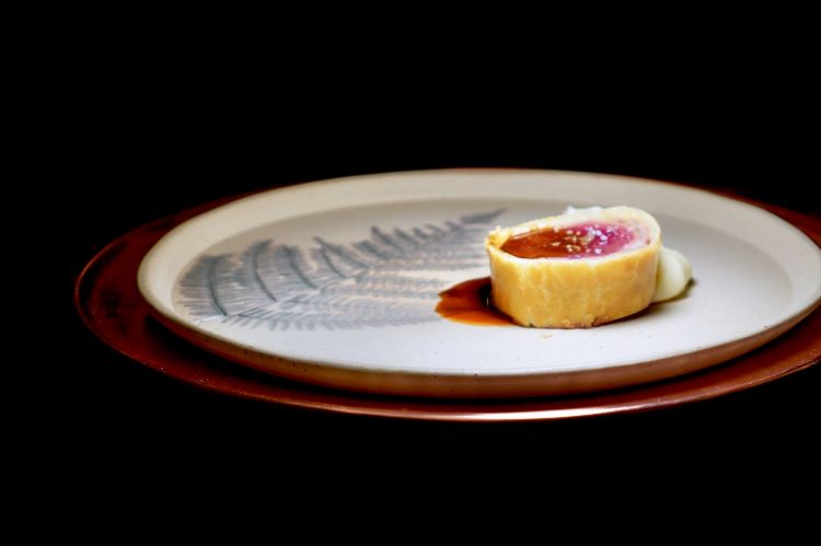 Come un cervo alla Wellington: filetto cotto in crosta, senape e prosciutto, accompagnato da purè di patate. Gavagna: «Quando andavo all’alberghiero, ci insegnavano il Filetto alla Wellington. Mi è venuto un attimo di nostalgia, ho sostituito il filetto di manzo con quello di cervo, il ristretto coi suoi ritagli». Assaggio superbo