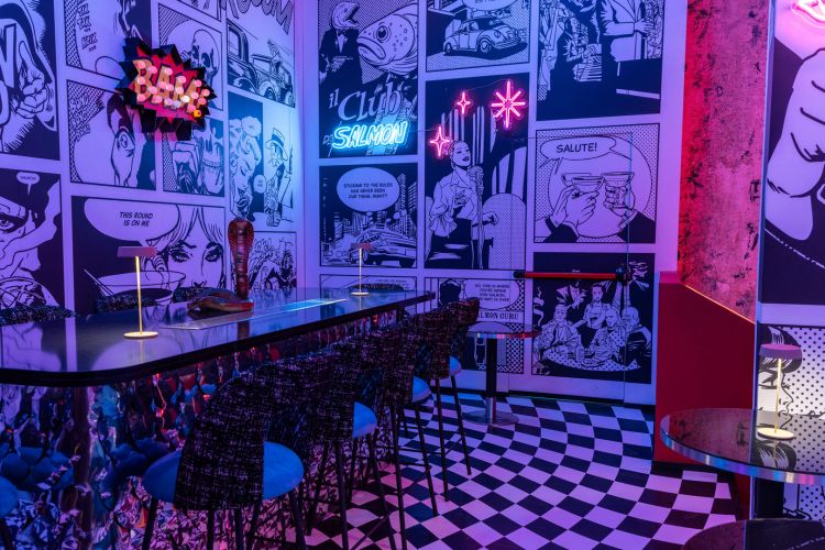 La Comic Room è uno degli spazi più divertenti, tra lampade al neon e luci blu, questa stanza si caratterizza anche per una cocktail station centrale in cui poter vivere anche l'esperienza dello speakeasy con un bartender dedicato.