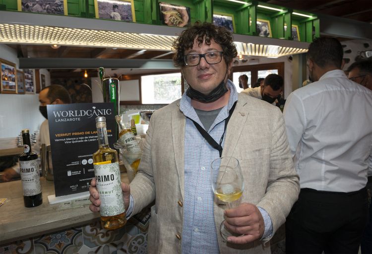 Davide Musci, produttore - torinese trapiantato a Lanzarote - del primo vermouth dell'isola, l'ha chiamato appunto Primo de Lanzarote
