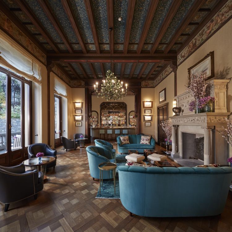 Il Co.Mo Bar&Bistrot si trova all'interno della storica Villa Roccabruna: un gioiello all'interno del resort con i suoi elementi architettonici originali, tra cui uno storico camino e i soffitti a cassettoni. Aperto a pranzo e cena come ristorazione, accoglie gli ospiti anche per il tè pomeridiano e per il classico aperitivo