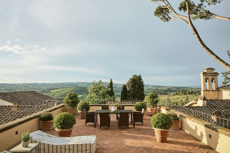L'ampia terrazza panoramica di COMO Castello del Nero, da dove la vista spazia sul romantico paesaggio toscano.
