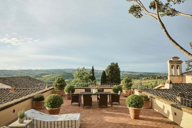 La magnifica terrazza del COMO Castello Del Nero in Toscana
