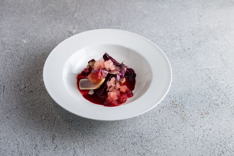 Alalunga leggermente scottata, barbabietola e alghe affumicate, granita al bitter