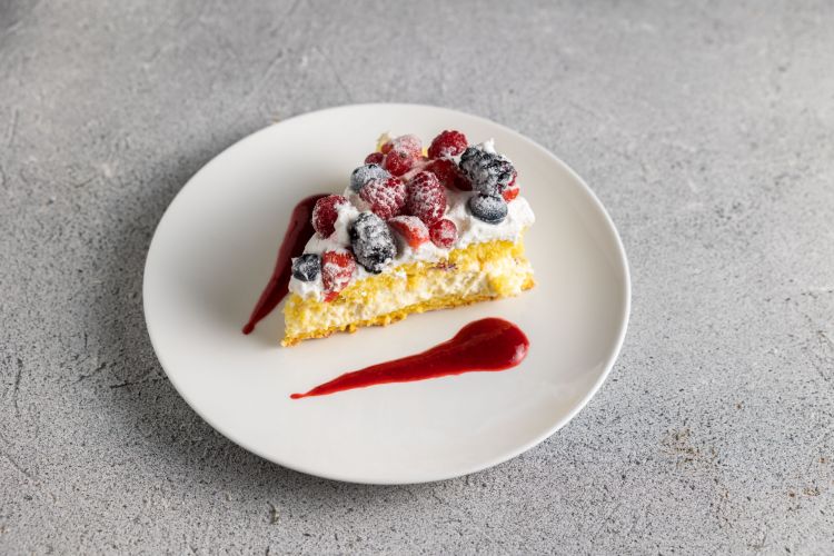 Torta Nuvola Pan di spagna imbevuto al limoncello, crema chantilly alla vaniglia, fragoline di bosco, panna montata, meringhe, frutti di bosco