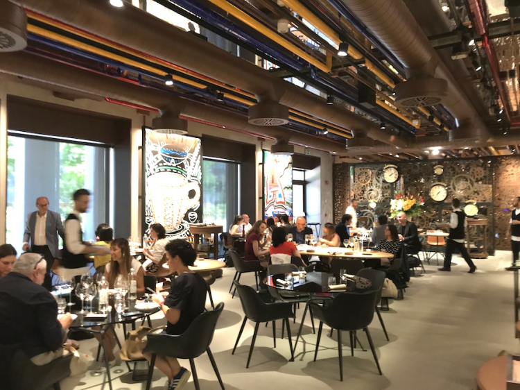 La sala di Condividere, il ristorante voluto dalla Lavazza nella sua nuova sede a Torino
