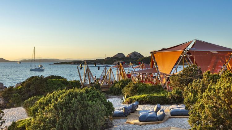 Durante la stagione estiva, ospiti residenti ed esterni si danno appuntamento al Cone Club, il beach club accessibile anche dal molo privato, per serate a base di ottimo cibo, musica e tramonti indimenticabili
