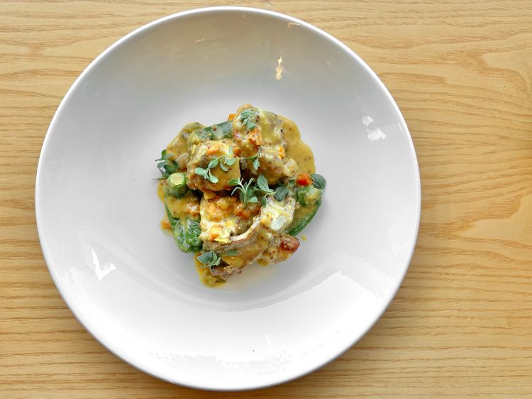 Coniglio in fricassea: coniglio al tegame, uovo, senape, limone e bietoline ripassate