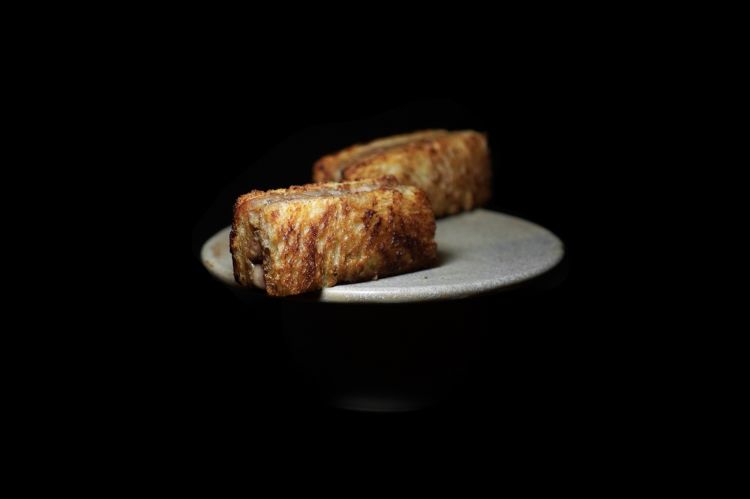 Coniglio in quattro atti: qui sandwich di frattaglie, poi brodo di coniglio, crostini con carne di coniglio e maionese all&rsquo;umeboshi di albicocca...
