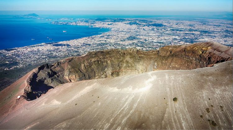 Il Cono del Vesuvio e il golfo di Napoli: un panor