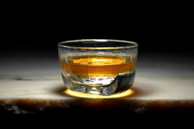 Per iniziare, un Consommé d’anatra, cappone e gallina, chiarificato con farina di ceci e filtrato sette volte. In aggiunta, gocce di distillato alla mela verde Capovilla. Segue il burro alla maître d’hotel con prezzemolo, sale e scorza di limone, che s’accompagna con pan brioche al sale e miele