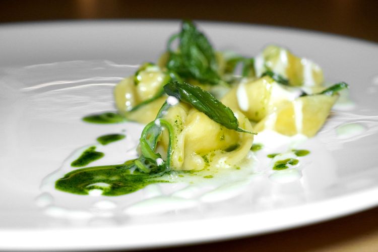 Tra Nerano e il mondo sono questi Tortellini con zucchine, rafano, menta e fonduta di provolone del monaco. La pasta fresca viene farcita con zucchine e rafano, mantecata con Grana Padano, infine si aggiunge fonduta di provolone del monaco, olio alla menta e chips di menta. Il rafano "graffia" la tradizione campana, conferisce una nota dritta, sgrassante, in realtà soffusa al palato, e richiama il wasabi. Poi c'è la menta a rinfrescare
