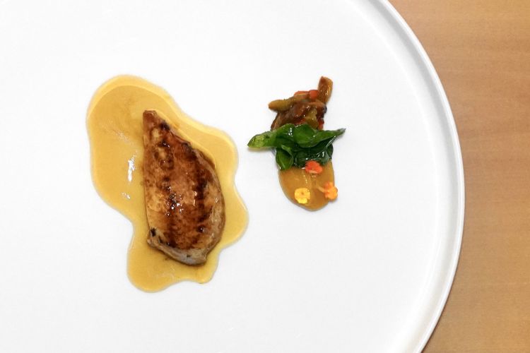Petto di quaglia, crema di nespole al cardamomo e pepe di Sichuan, bieta, peperoni infornati e jus di quaglia. Il petto è cotto in oliocottura, poi scottato con salsa di soia: così il morso risulta umido, ricco di succhi, delizioso. La nota dei peperoni rende il piatto più inclusivo, lo collega alla tradizione italiana