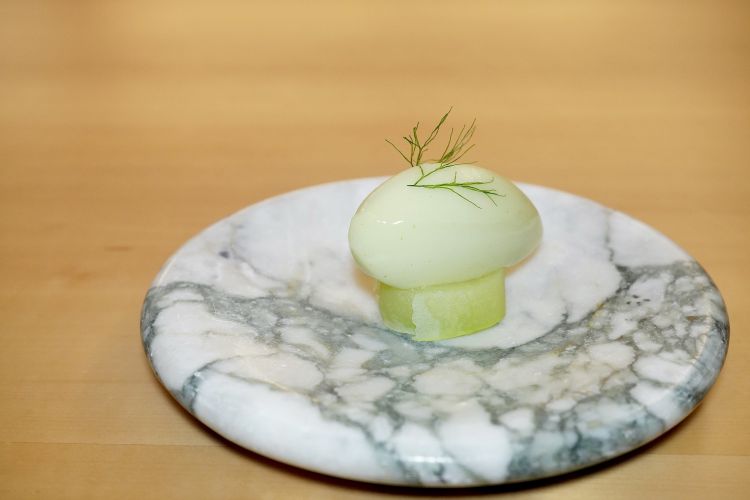 Mela verde e finocchio: un rotolo di mela verde in osmosi di centrifuga di mela verde, poi sorbetto al finocchio e barba di finocchio croccante
