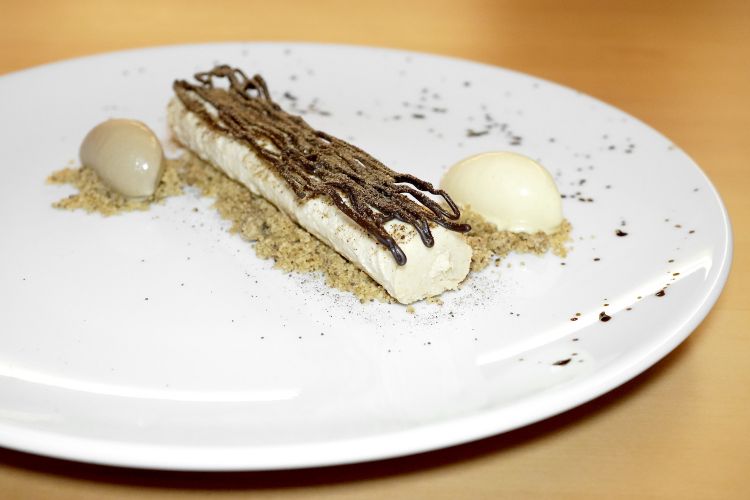 Kinako, caffe e liquirizia. Namelaka al kinako (polvere di fagioli di soia) su crumble al caffè, cioccolato fondente, gelato al kinako, gelato alla liquirizia e polvere di caffe e liquirizia