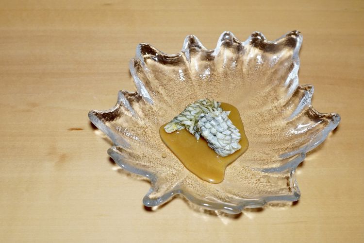 Sempre su alti livelli Squame e sesamo: squame di pelle di spigola soffiate e accompagnate da una salsa al sesamo (realizzata con salsa di soia, sesamo bianco tostato, pesto di sesamo, mirin e miele)