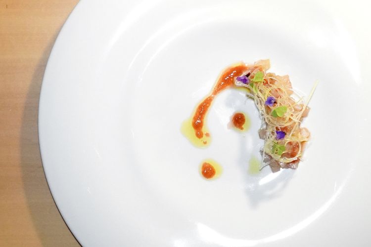 Tartare di ricciola con olio alla maggiorana sia fritto che ossidato, fragola fermentata, julienne di sedano e acetosella. Buonissima