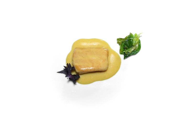 Trota salmonata, tom kha kai, lime e lattuga. La trota viene scottata in padella, servita con tom kha kai, una salsa thailandese molto profumata, con verdure, lime, lemon grass, peperoncino, foglie di limone, anice cui viene unito un brodo con altro lemon grass, foglie di limone, radice di curcuma, curry, latte di cocco, succo di lime. A parte, la lattuga in padella