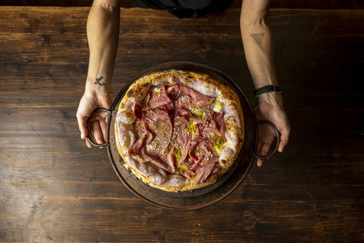 La pizza in stile contemporaneo Godi da solo con mortadella Bologna Igp, fiordilatte di Napoli, consistenze di pistacchio, stracciatella affumicata