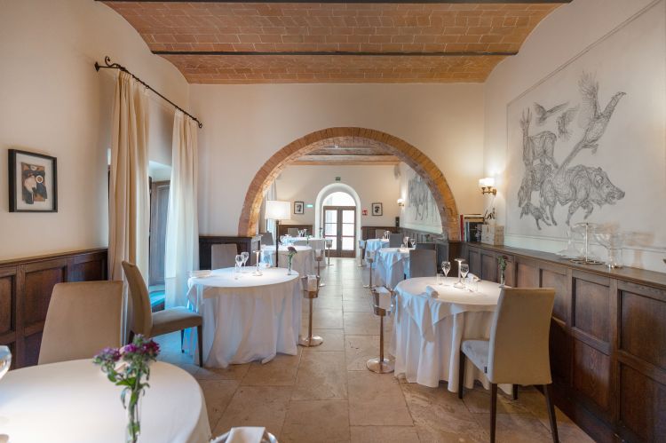 Contrada è il ristorante gastronomico di Castel Monastero, insignito di una stella Michelin. Alla carta dei vini pensa Manuela Lucarini, maître sommelier di grande valore e professionalità