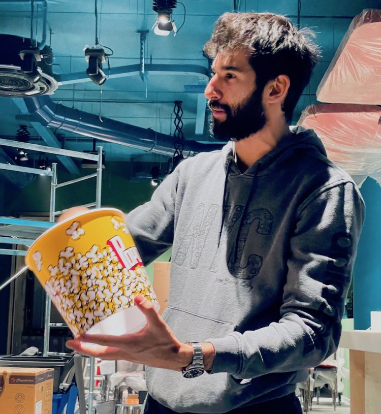 Richard Abou Zaki e il secchiello porta popcorn per una pizza caramellata