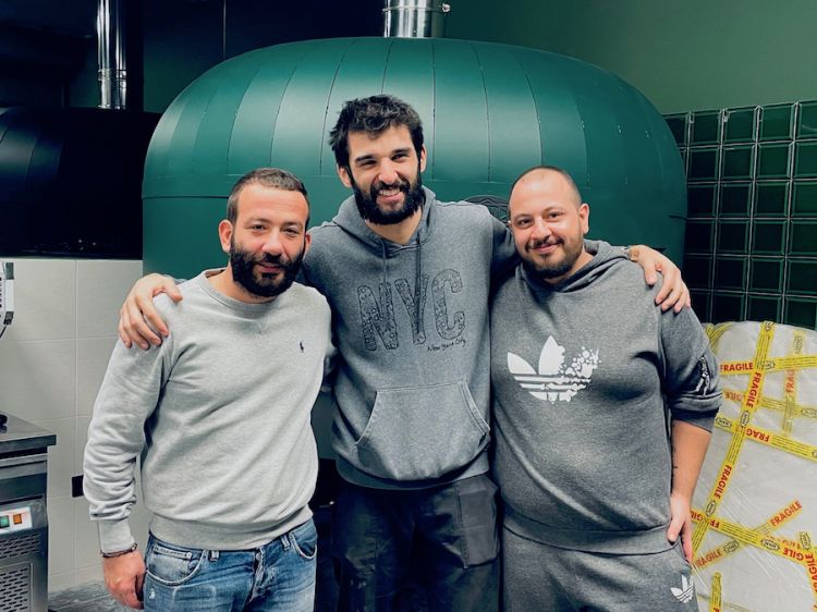 Foto ricordo, pochi giorni prima dell'apertura di Controluce, per Pierpaolo Ferracuti, Richard Abou Zaki e il pizzaiolo Emanuele Mennella