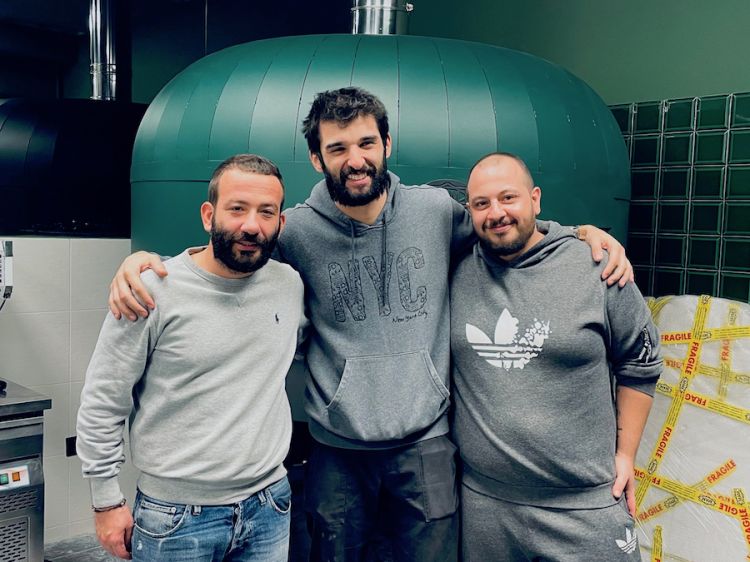 Foto ricordo, pochi giorni prima dell'apertura di Controluce, per Pierpaolo Ferracuti, Richard Abou Zaki e il pizzaiolo Emanuele Mennella
