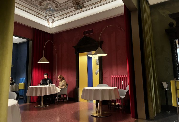 Particolare di sala del nuovo Contraste, via Meda 