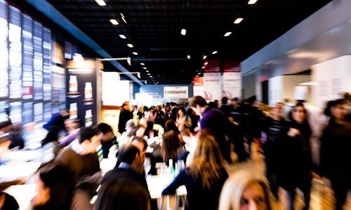 Identità Milano 2012 ha dialogato per la prima volta con il Milano Food & Wine Festival, rassegna di tre giorni che, rispetto al congresso di cucina d'autore, ha aperto e chiuso un giorno prima i battenti. L'evento ha incrociato le 100 migliori cantine d'Italia, scelte da Helmut Köcher, con 21 cuochi del mondo, selezionati da Paolo Marchi e diretti nel temporary restaurant dalla regia dei fratelli Cerea di Da Vittorio a Brusaporto, Bergamo