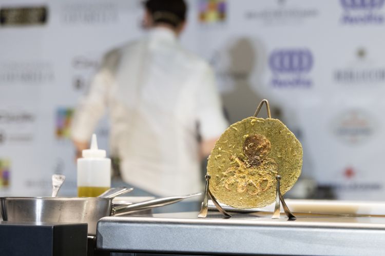 Cracker di spine e teste di alici fritte con marga